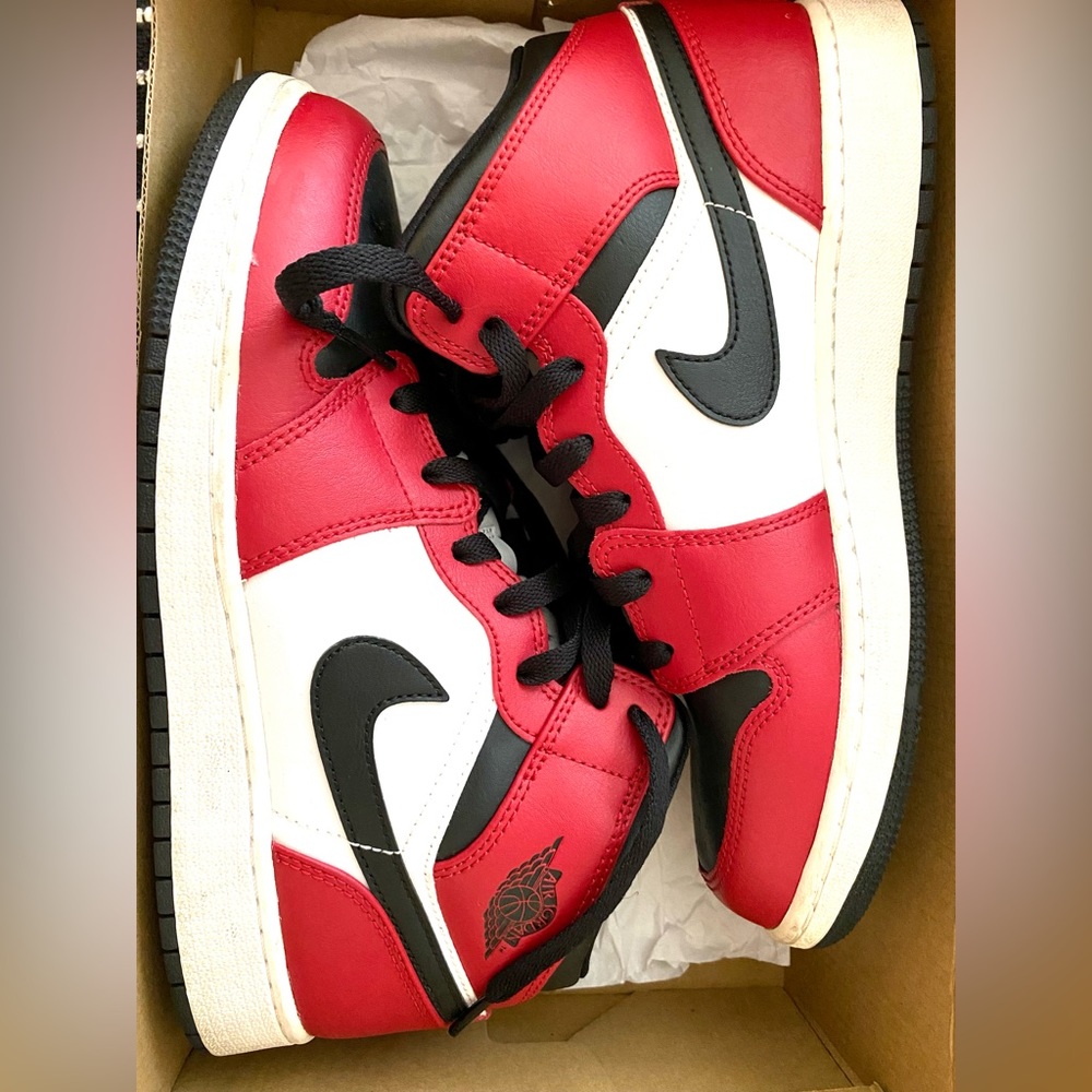 Jordan 1 Mid
Chicago Black Toe (GS)